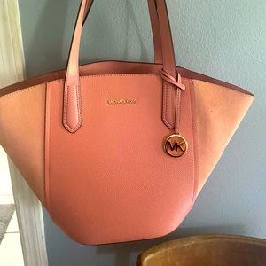 Micheal Kors purse with) excellent condition 95.00